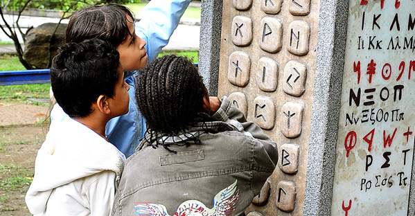 Crianças brincando com hieróglifos