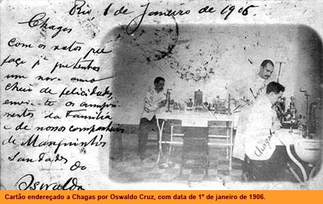 Cartão mostra pesquisadores no laboratório do Instituto Oswaldo Cruz, em 1906.