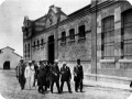 Oswaldo Cruz acompanha visita do presidente estadunidense Theodore Roosevelt em visita ao campus Manguinhos. Na foto, Cruz, Roosevelt e comitiva passam em frente ao prédio da Cavalariça.