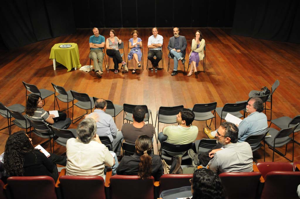 atores e diretores sentados no debate