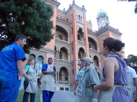 Casa de Oswaldo Cruz registra em vídeo as habilidades de artesão de 84 anos, um dos poucos mestres em estuque ornamental do país