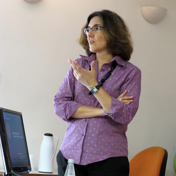 Experiente na preservação de acervos fotográficos, historiadora fala a alunos sobre o papel da imagem na história