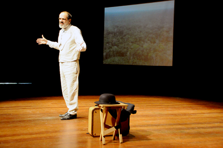 Confira a segunda temporada da peça “Pergunte a Wallace” no Museu da Vida