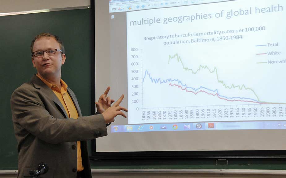 “A História tem a responsabilidade de se envolver com o mundo das políticas”