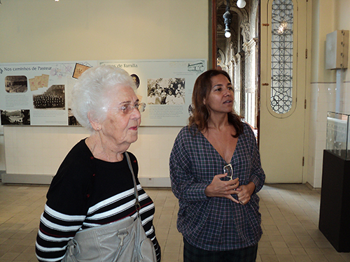 Geneticista Chana Malogolowkin-Cohen visita o Museu da Vida